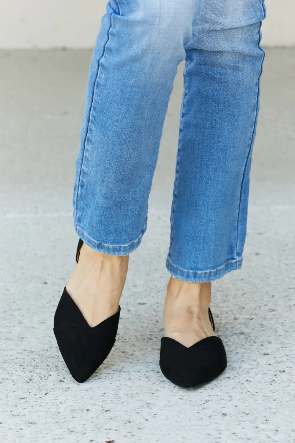 Qupid Simple and Chic Pointed Toe Ballet Flats in Black